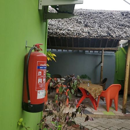 L&J Modern Backpackers Bnb Dar es Salaam Exterior photo