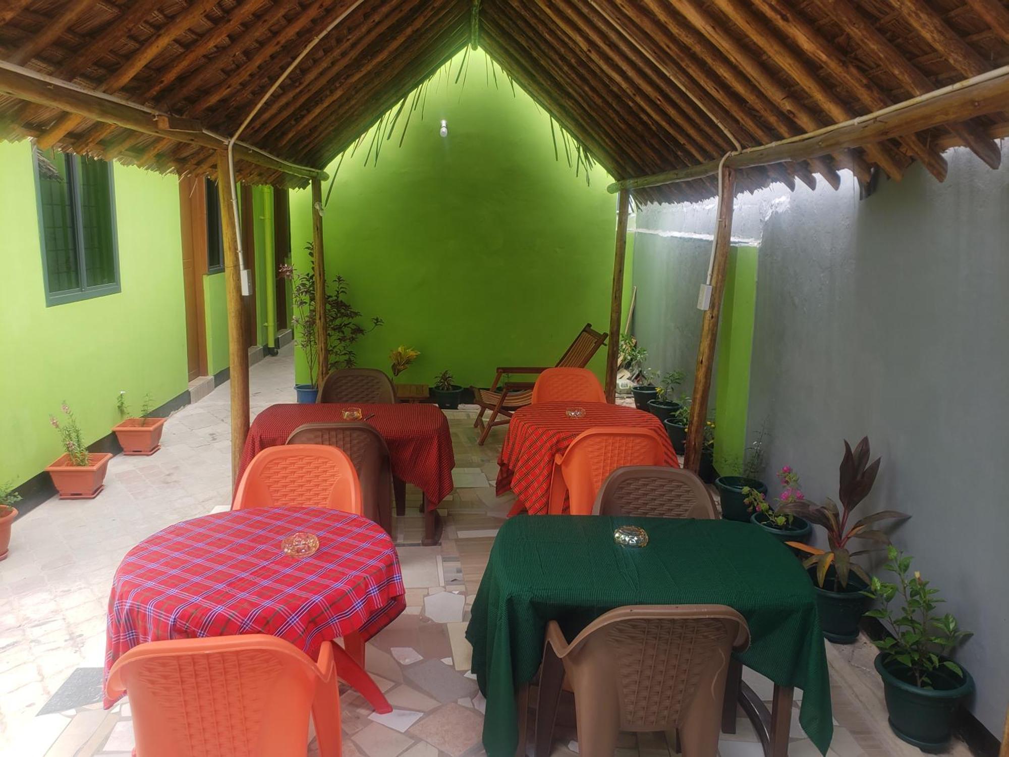 L&J Modern Backpackers Bnb Dar es Salaam Exterior photo