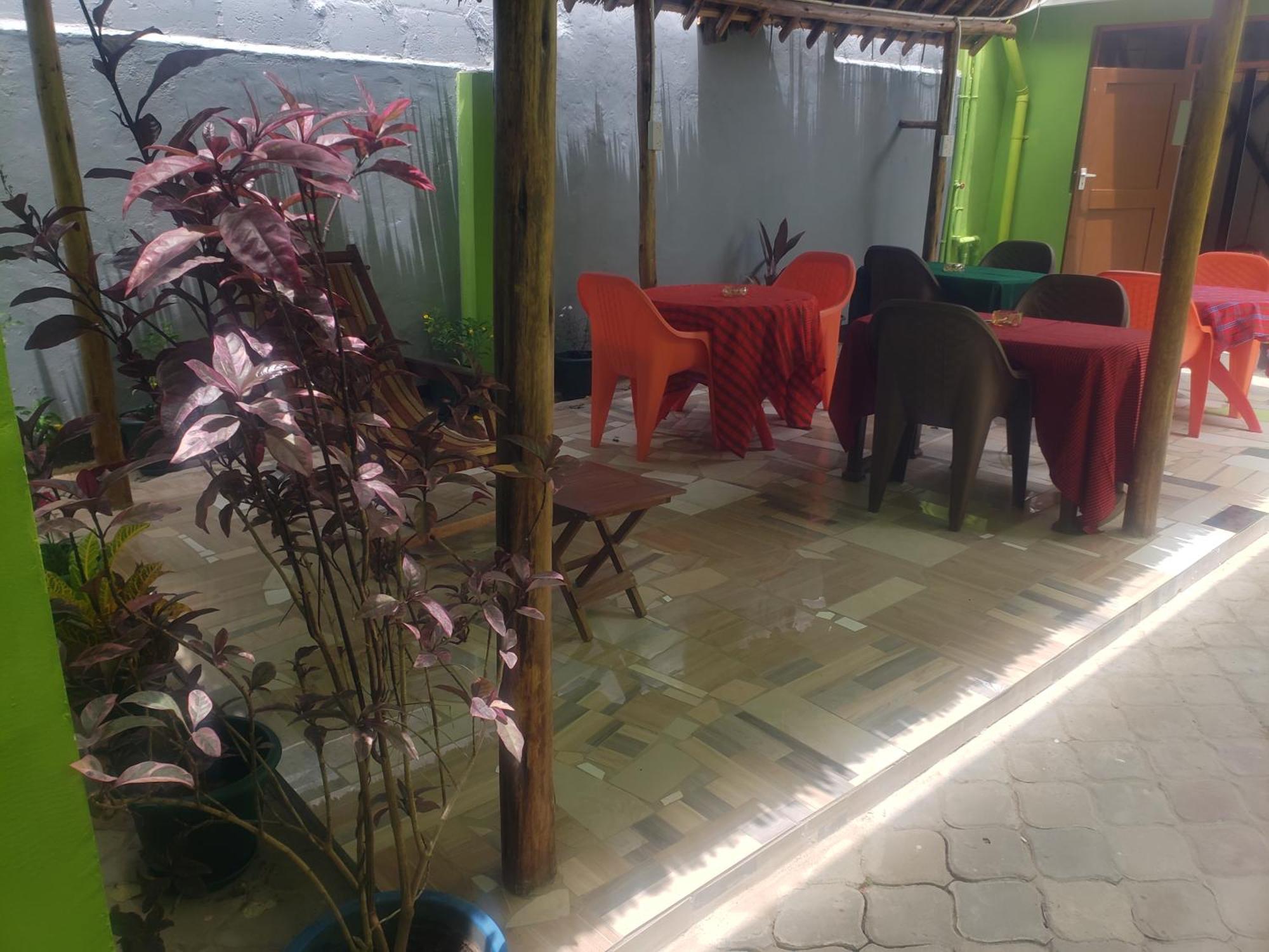 L&J Modern Backpackers Bnb Dar es Salaam Exterior photo
