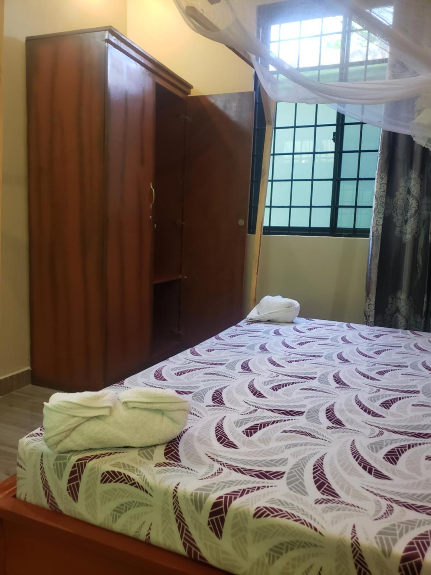 L&J Modern Backpackers Bnb Dar es Salaam Exterior photo