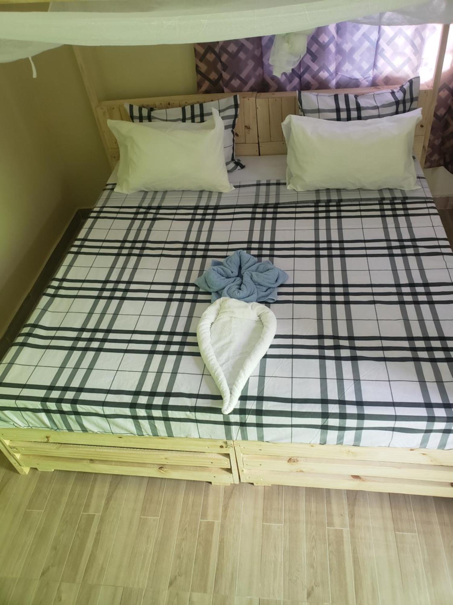 L&J Modern Backpackers Bnb Dar es Salaam Exterior photo