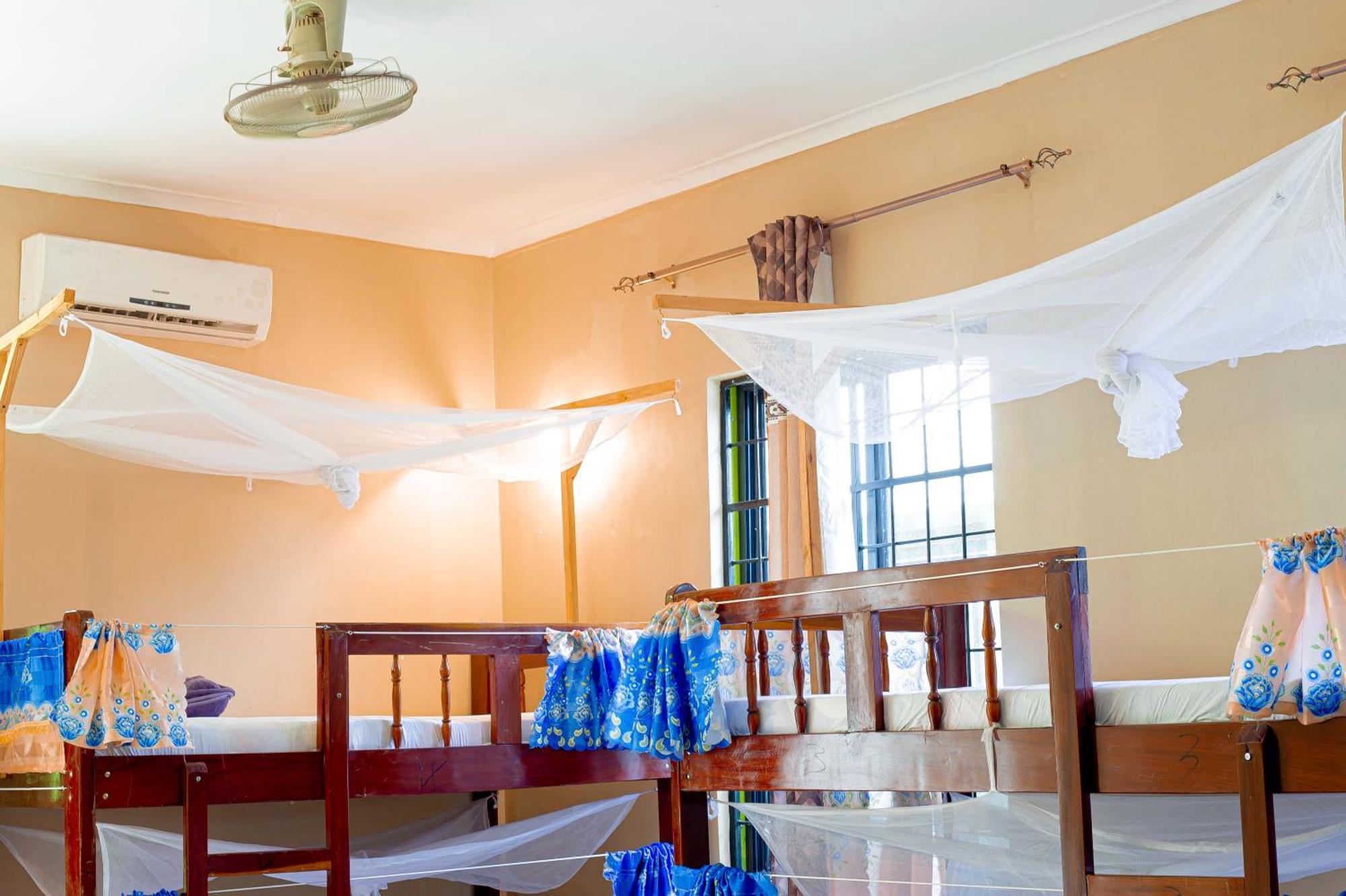 L&J Modern Backpackers Bnb Dar es Salaam Exterior photo