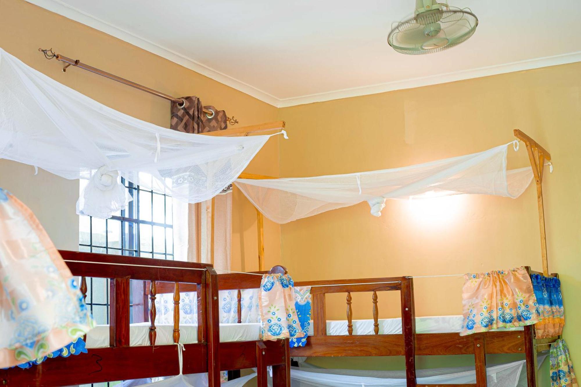 L&J Modern Backpackers Bnb Dar es Salaam Exterior photo