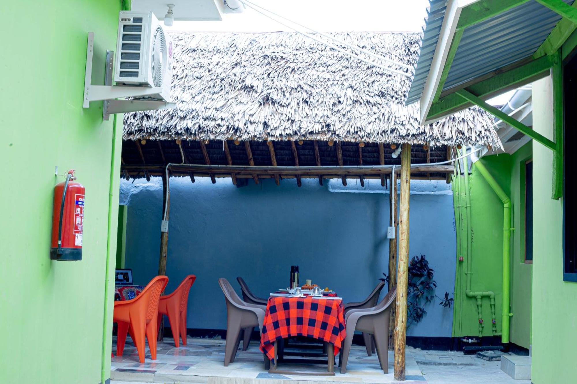 L&J Modern Backpackers Bnb Dar es Salaam Exterior photo