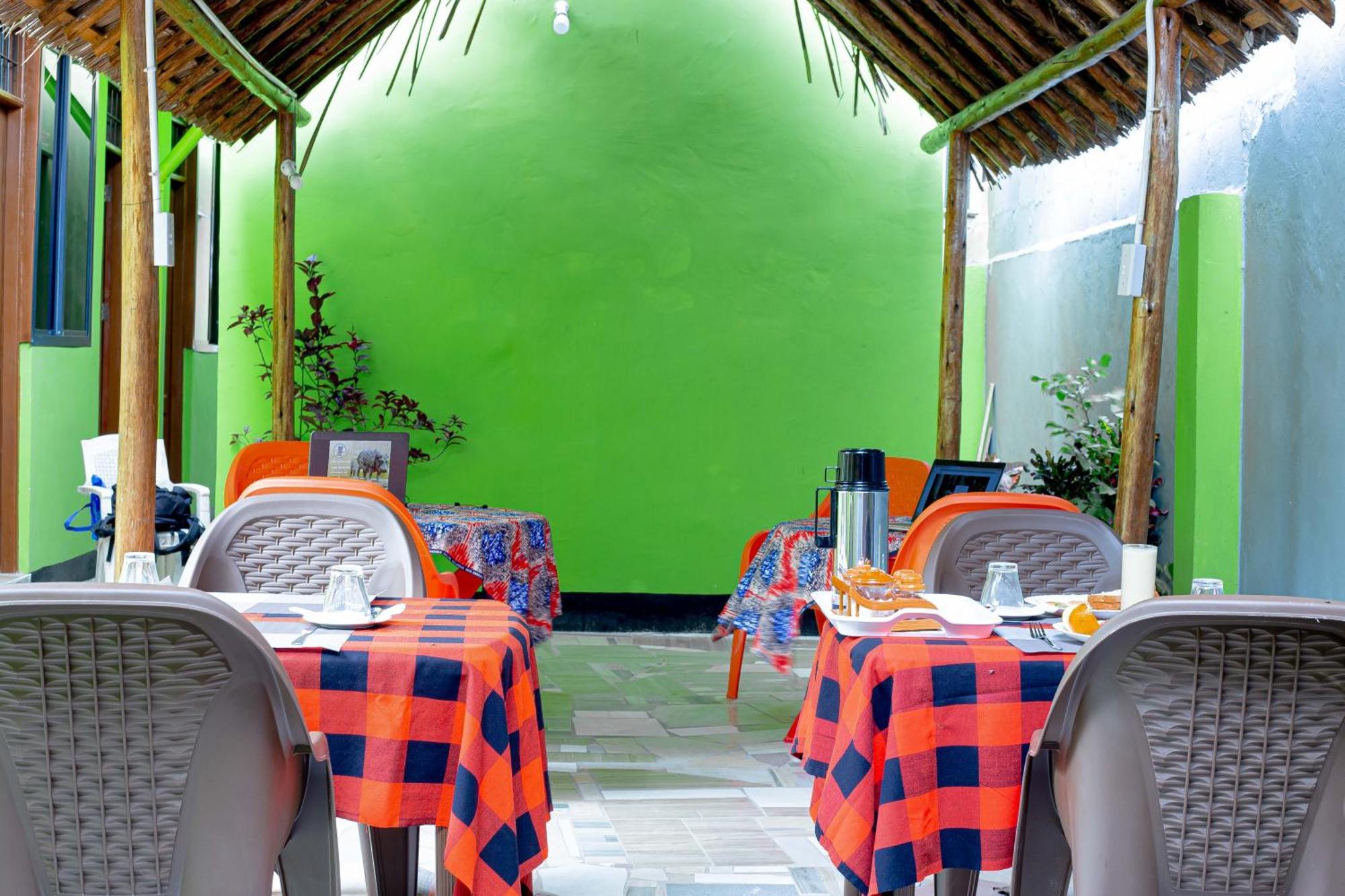 L&J Modern Backpackers Bnb Dar es Salaam Exterior photo