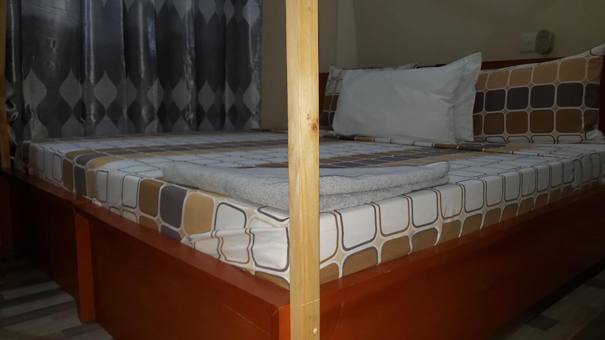 L&J Modern Backpackers Bnb Dar es Salaam Exterior photo
