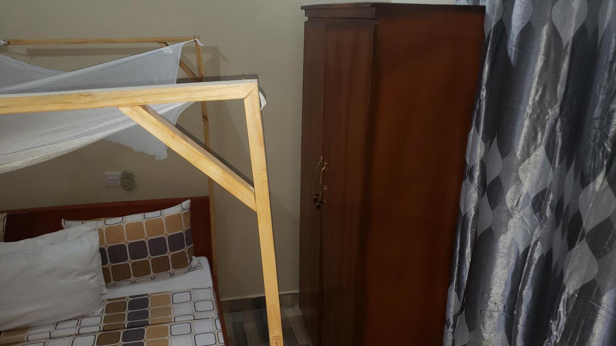 L&J Modern Backpackers Bnb Dar es Salaam Exterior photo