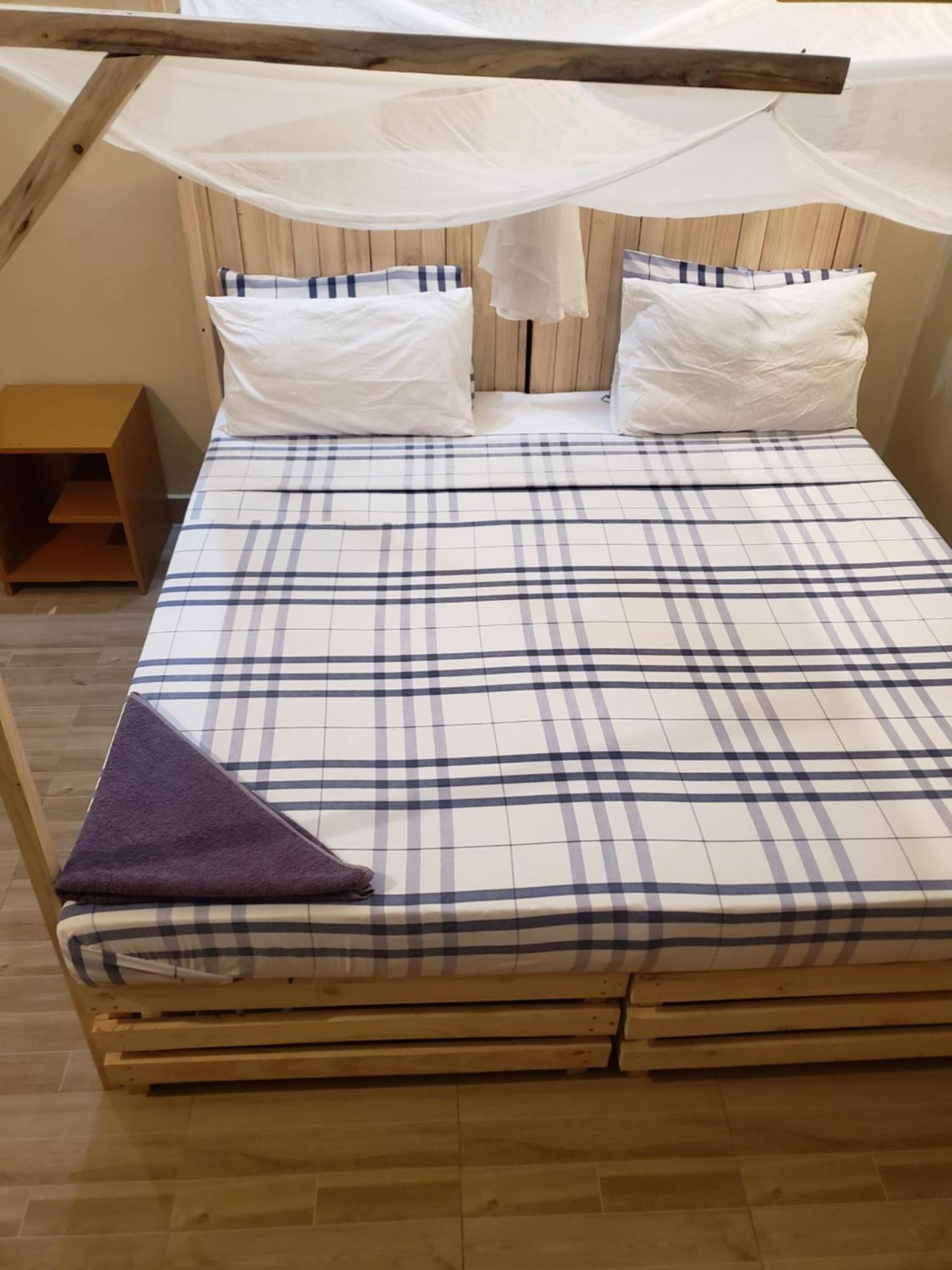 L&J Modern Backpackers Bnb Dar es Salaam Exterior photo