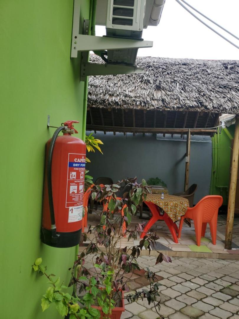 L&J Modern Backpackers Bnb Dar es Salaam Exterior photo